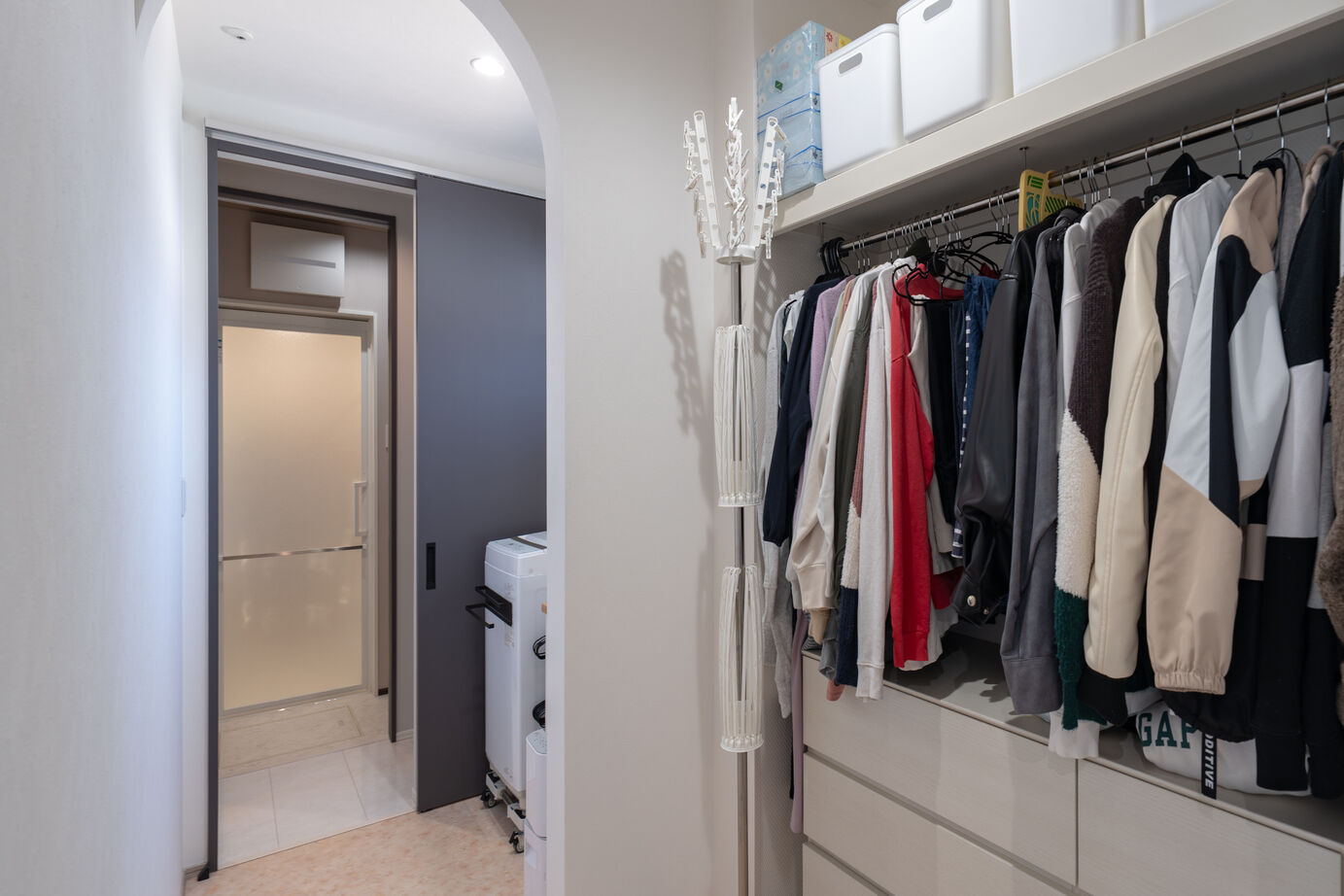 秀光ビルド 【2階建て/ホテルライク/収納充実】クールで洗練された空間が魅力の家。高性能と安心を兼ね備えた住まいの建築実例画像4