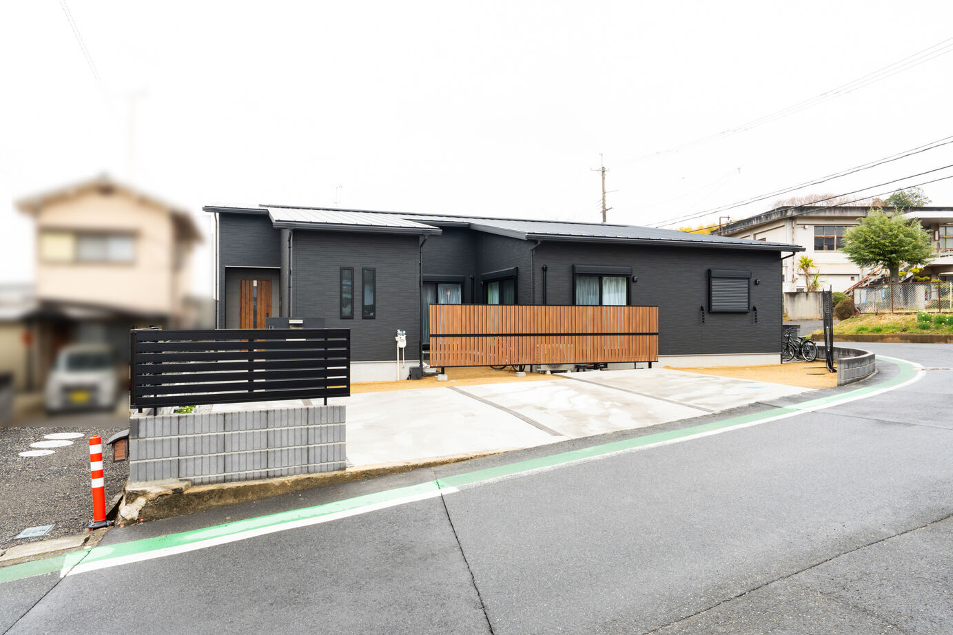 秀光ビルド 【2階建て/収納充実/屋根裏部屋】ダークグレー×ダークウッド調のシックな大人の家。の建築実例画像1