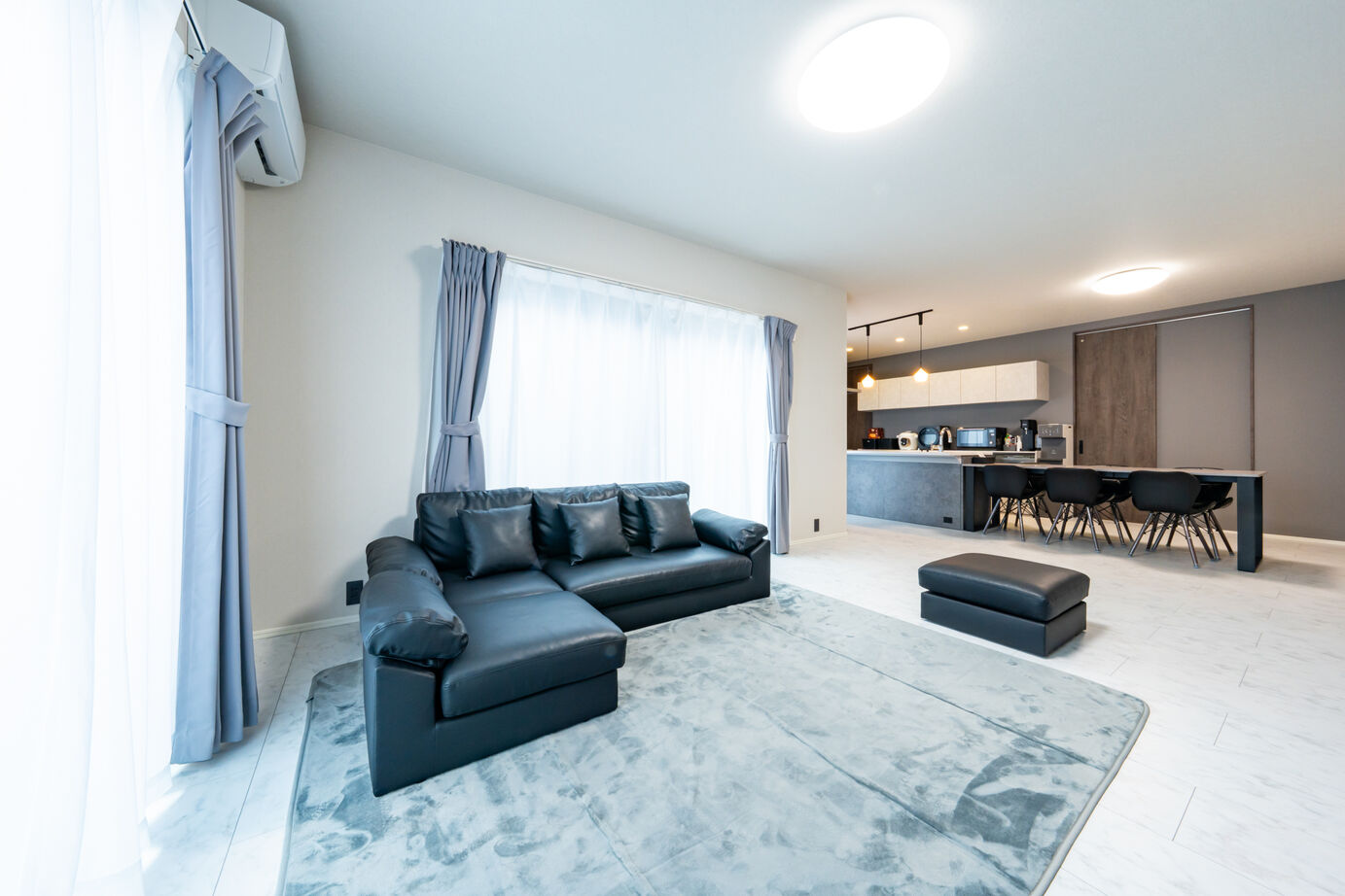 秀光ビルド 【2階建て/収納充実/屋根裏部屋】ダークグレー×ダークウッド調のシックな大人の家。の建築実例画像2