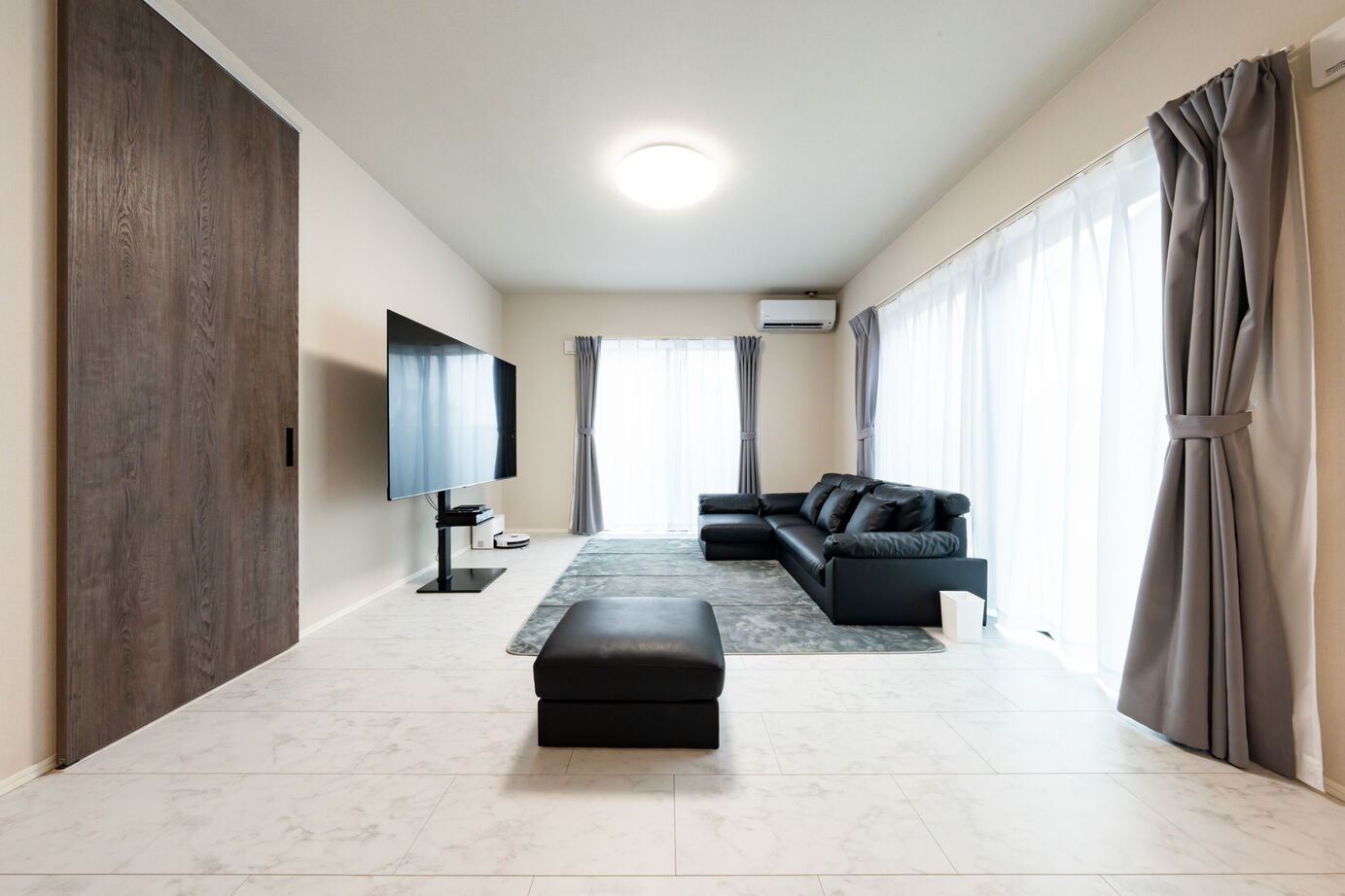 秀光ビルド 【2階建て/収納充実/屋根裏部屋】ダークグレー×ダークウッド調のシックな大人の家。の建築実例画像4