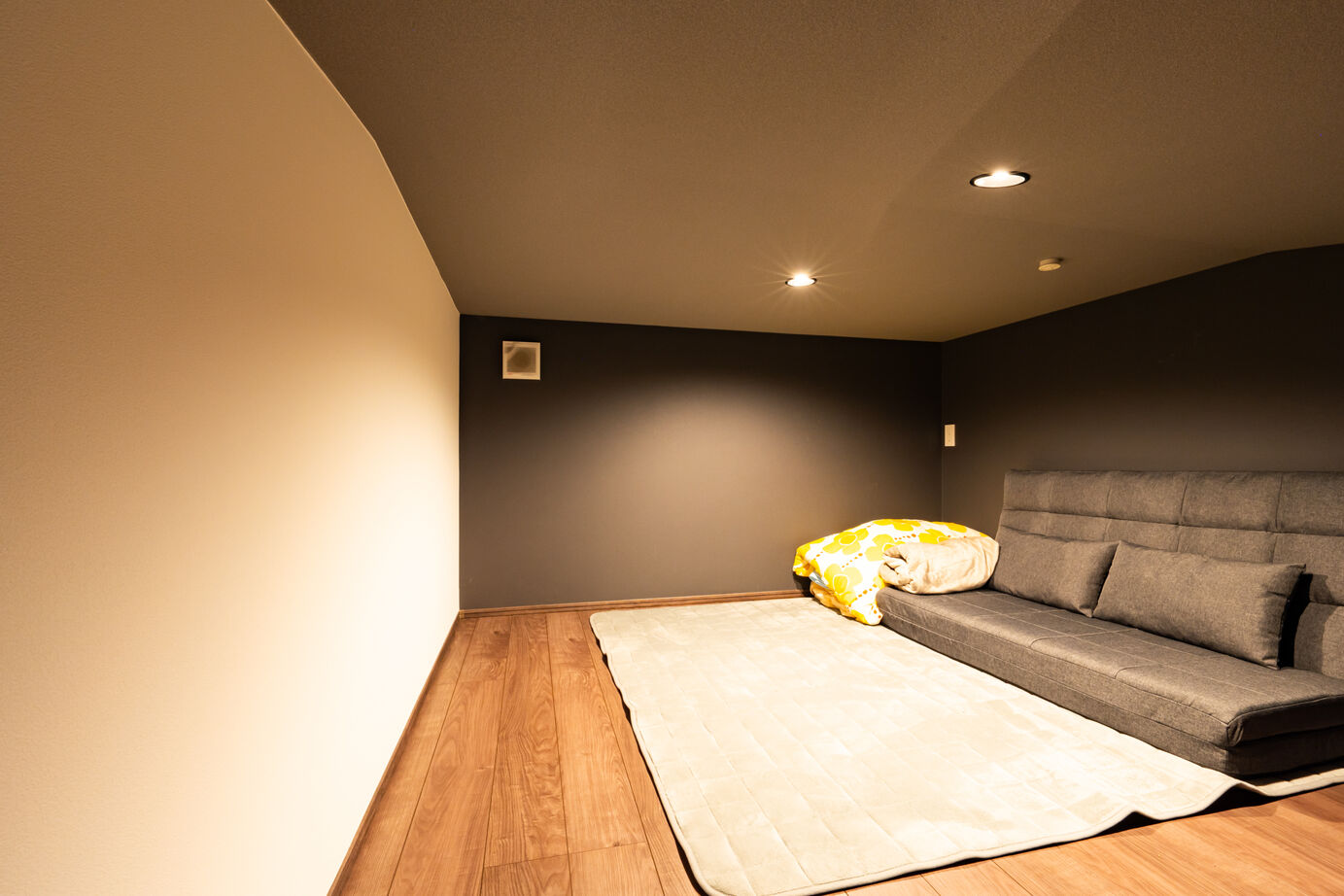 秀光ビルド 【2階建て/収納充実/屋根裏部屋】ダークグレー×ダークウッド調のシックな大人の家。の建築実例画像6