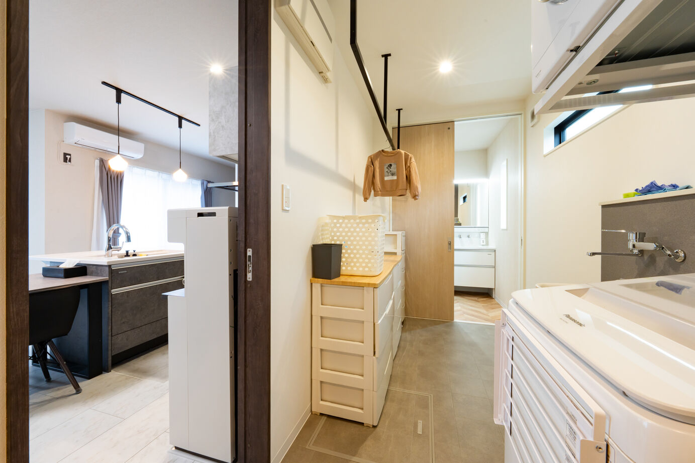 秀光ビルド 【2階建て/収納充実/屋根裏部屋】ダークグレー×ダークウッド調のシックな大人の家。の建築実例画像8