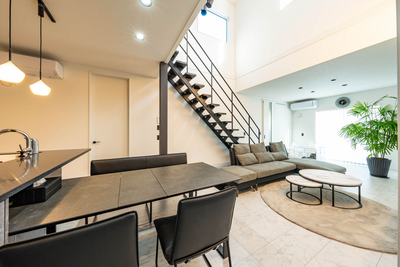 秀光ビルド 【2階建て/吹き抜け/収納充実】スタイリッシュな空間で実現する癒しの住まい。非日常を感じるクールな家の建築実例画像2