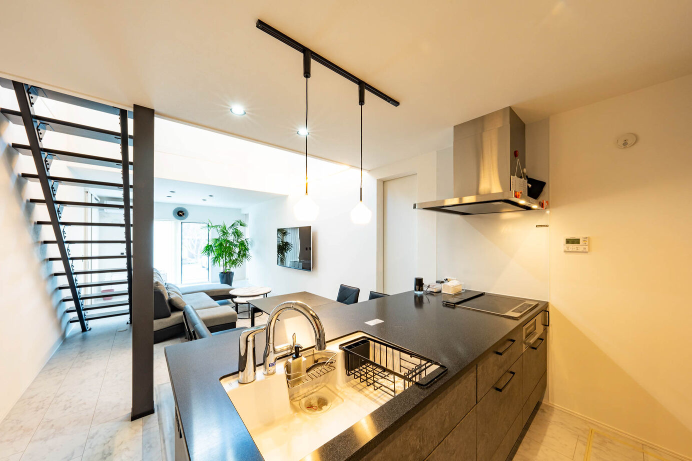 秀光ビルド 【2階建て/吹き抜け/収納充実】スタイリッシュな空間で実現する癒しの住まい。非日常を感じるクールな家の建築実例画像3