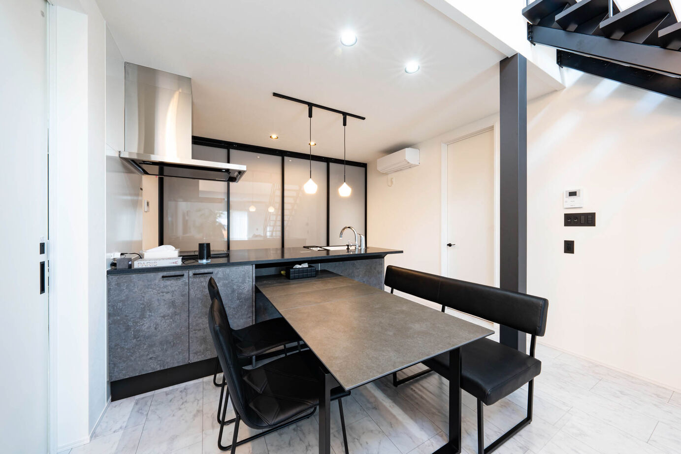 秀光ビルド 【2階建て/吹き抜け/収納充実】スタイリッシュな空間で実現する癒しの住まい。非日常を感じるクールな家の建築実例画像4