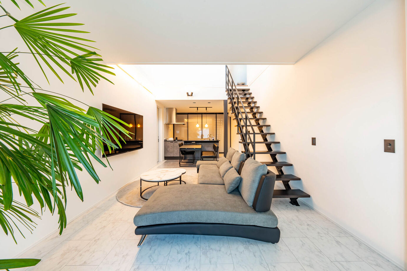 秀光ビルド 【2階建て/吹き抜け/収納充実】スタイリッシュな空間で実現する癒しの住まい。非日常を感じるクールな家の建築実例画像5