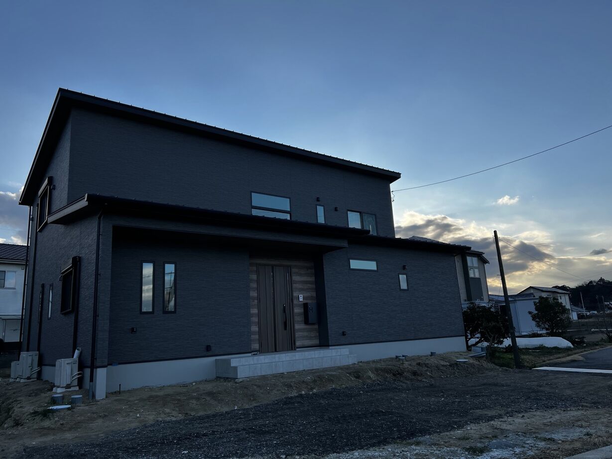 秀光ビルド 【一戸建て/収納充実】グレー調のシックな外観に、木目調のナチュラルな内観がマッチしたおしゃれなお家の建築実例画像3