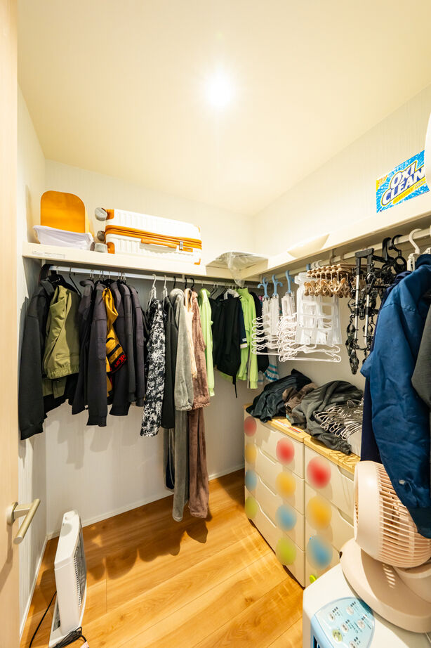 秀光ビルド 【1338万円/収納充実/北欧モダン】ビビットカラーがアクセント！工夫たっぷり素敵な充実収納の家の建築実例画像3