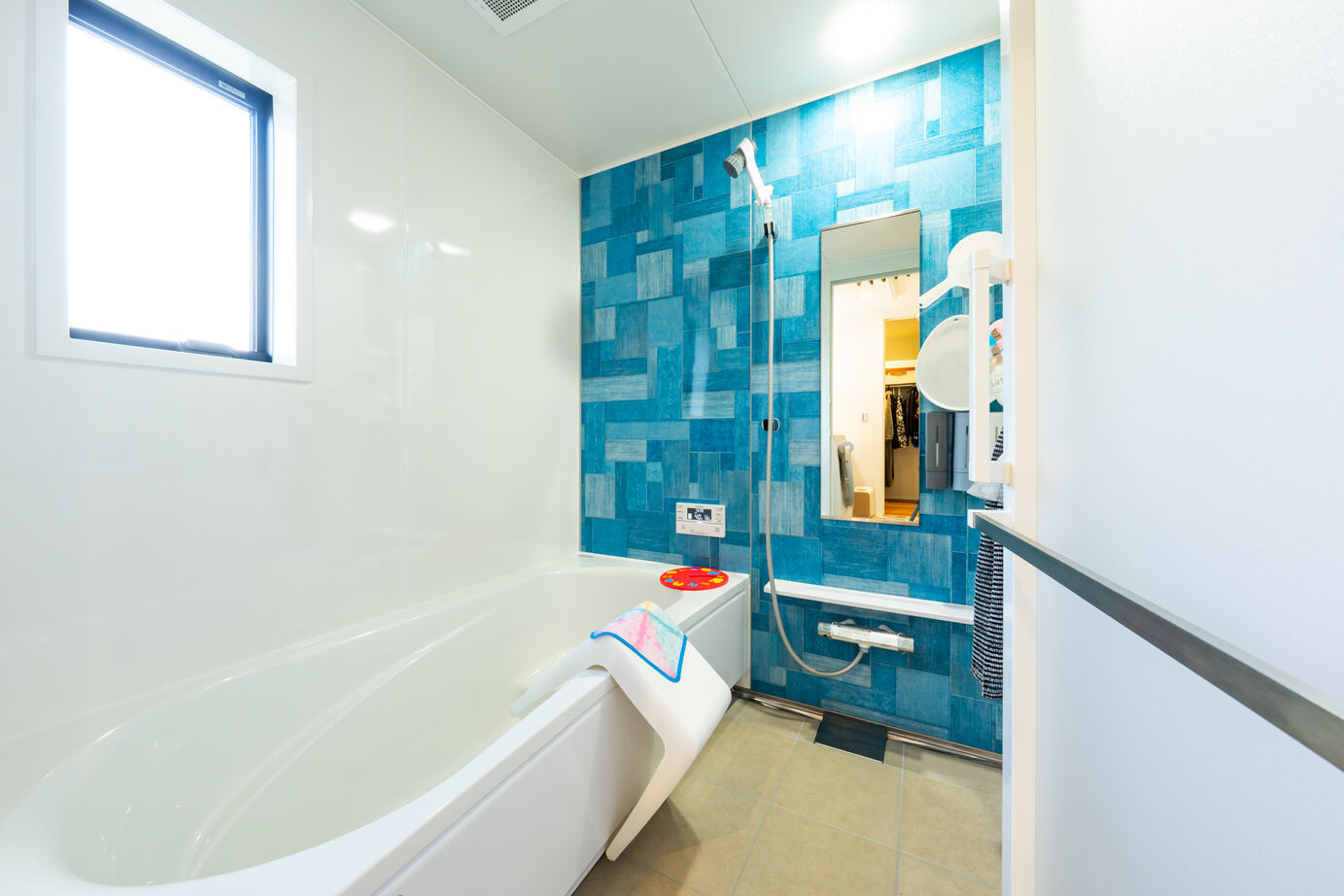 秀光ビルド 【1338万円/収納充実/北欧モダン】ビビットカラーがアクセント！工夫たっぷり素敵な充実収納の家の建築実例画像5