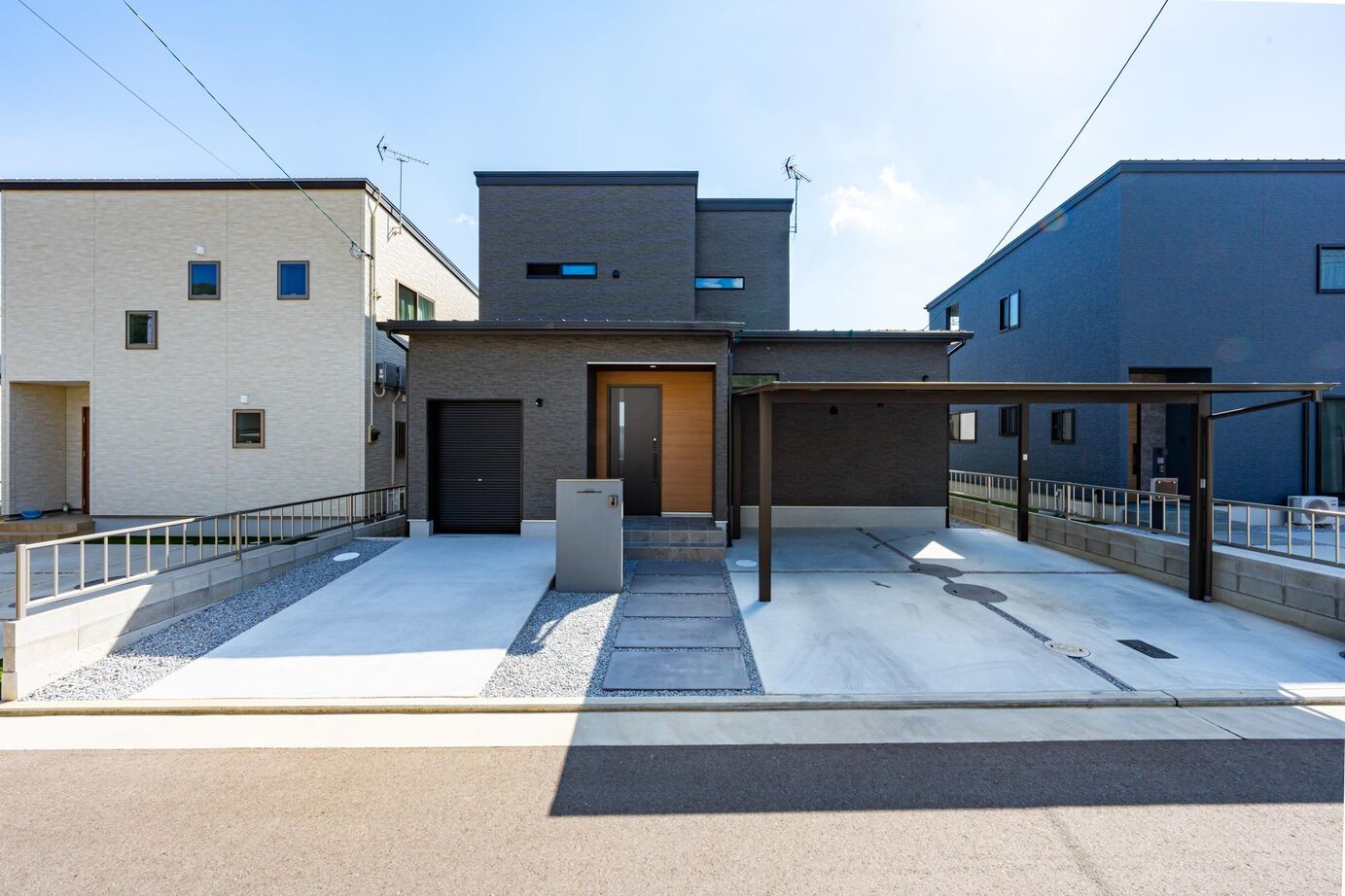 秀光ビルド 【1467万円/2階建て/インナーガレージ/家事ラク動線】機能美と快適さが調和する、趣味も楽しむこだわりの家の建築実例画像2