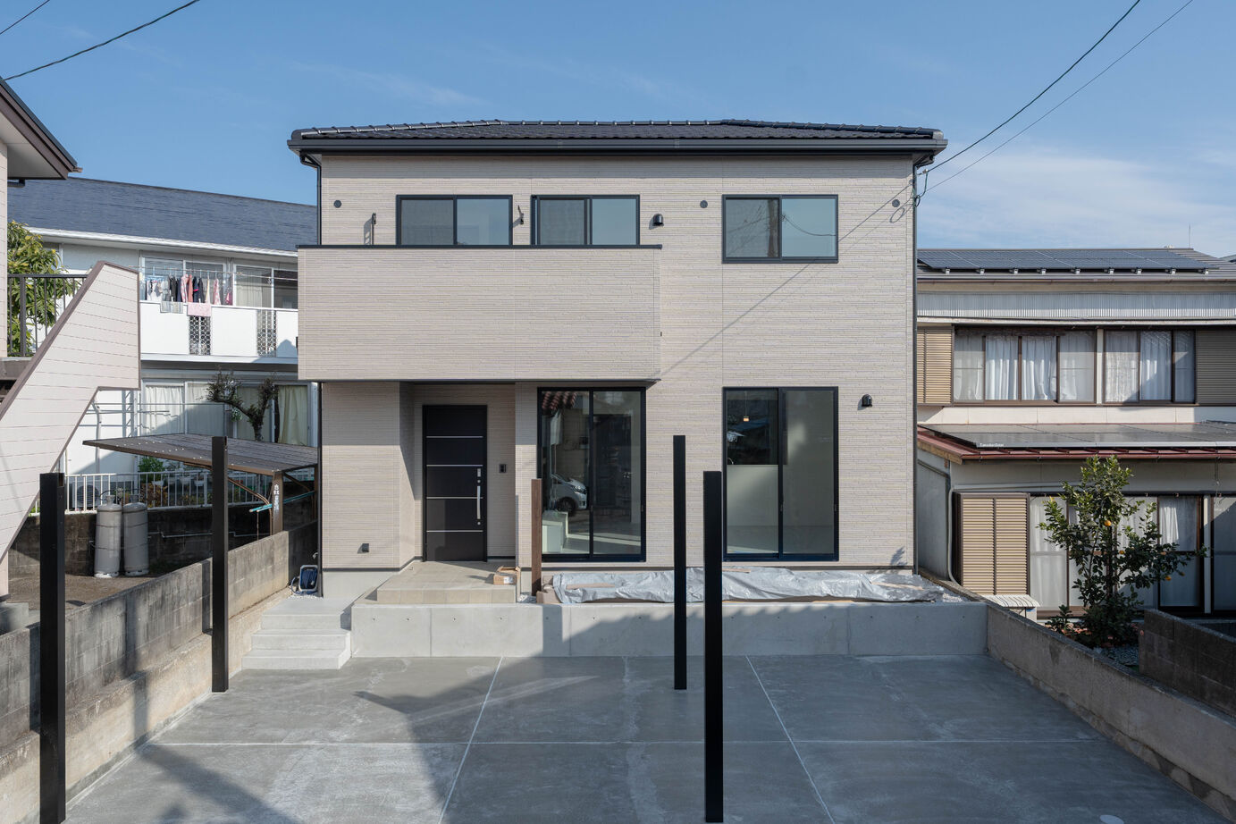 秀光ビルド 【2階建て/高級感/収納充実】洗練されたモノトーンデザインが引き立つ、充実した収納力を誇る住まいの建築実例画像1