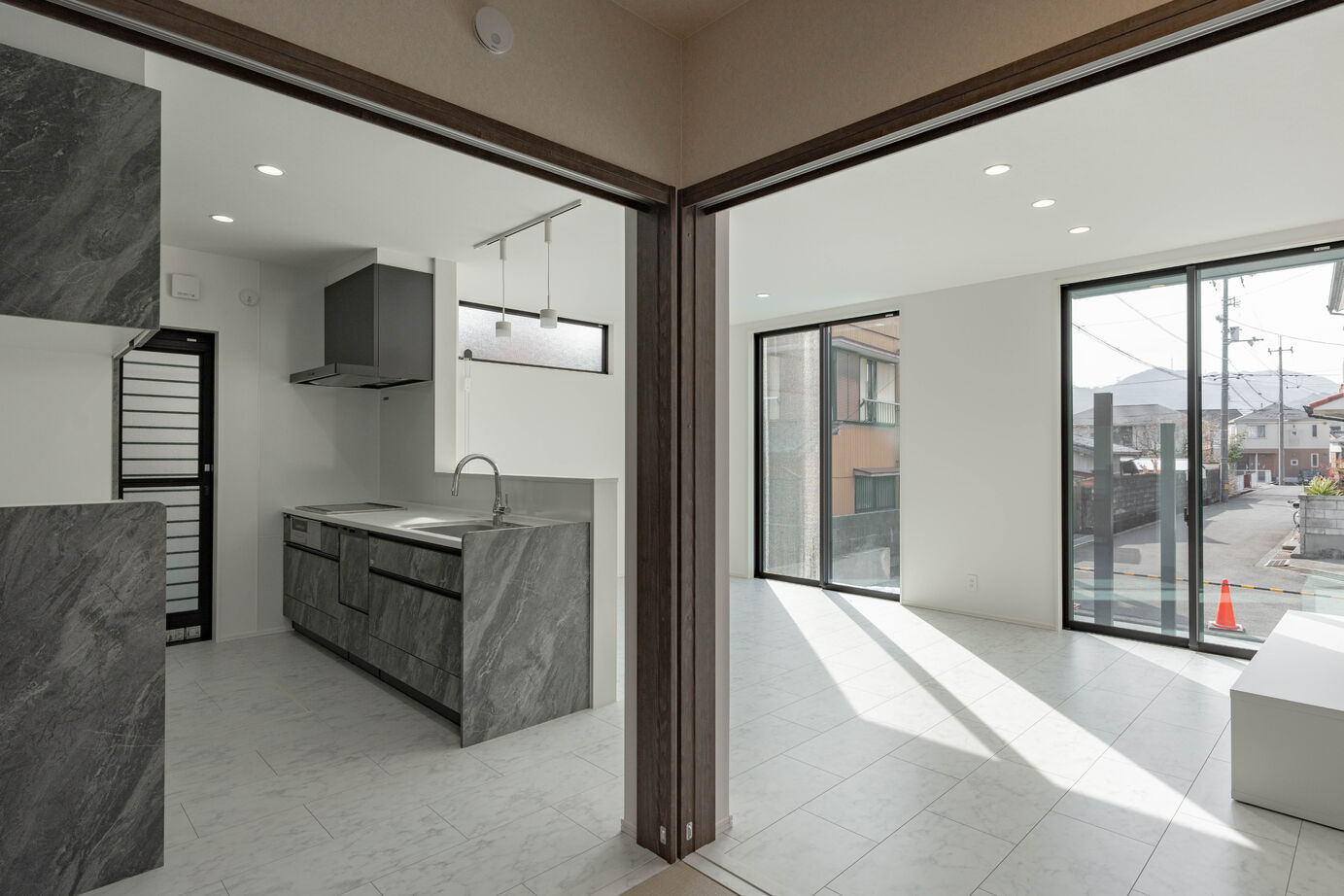 秀光ビルド 【2階建て/高級感/収納充実】洗練されたモノトーンデザインが引き立つ、充実した収納力を誇る住まいの建築実例画像2