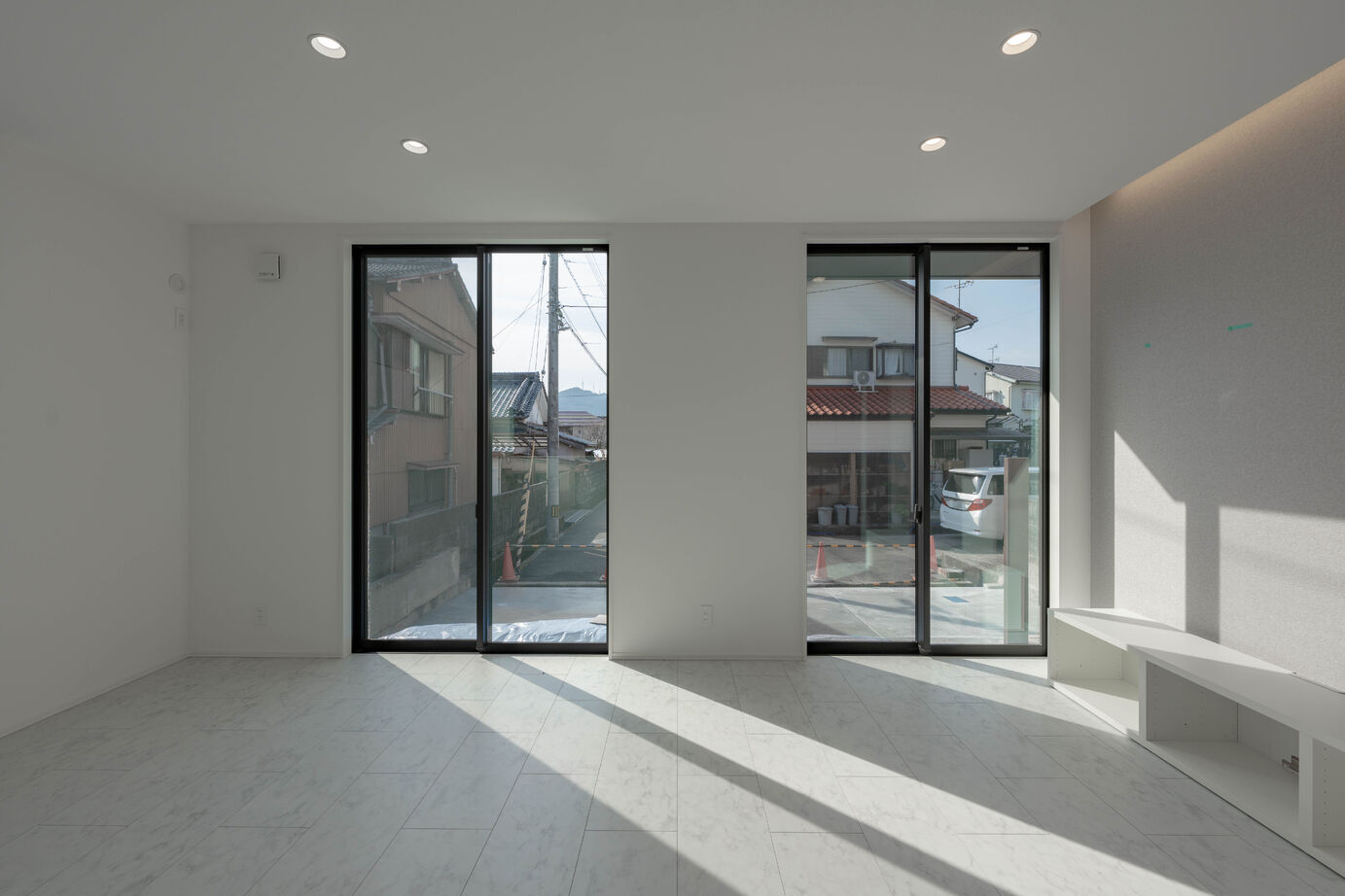 秀光ビルド 【2階建て/高級感/収納充実】洗練されたモノトーンデザインが引き立つ、充実した収納力を誇る住まいの建築実例画像3