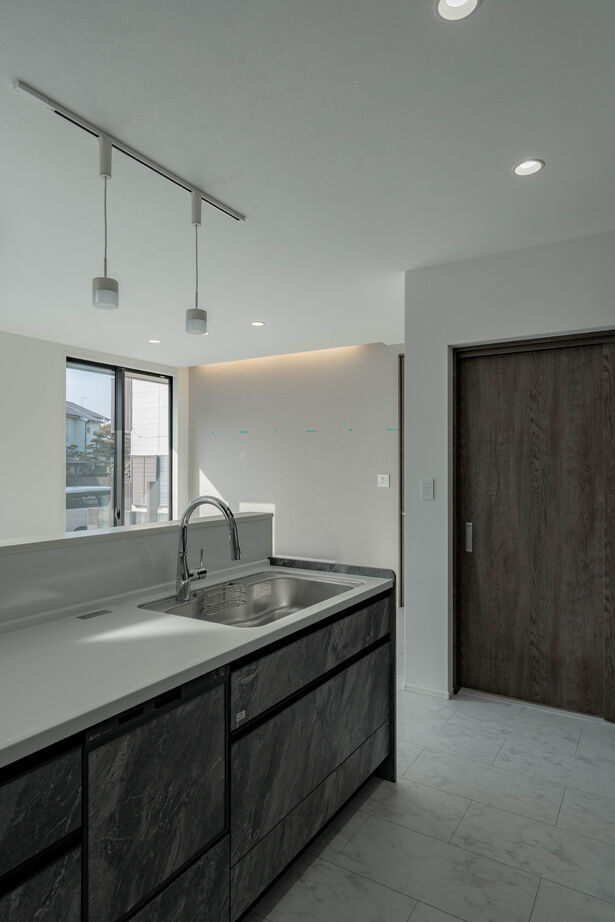 秀光ビルド 【2階建て/高級感/収納充実】洗練されたモノトーンデザインが引き立つ、充実した収納力を誇る住まいの建築実例画像4