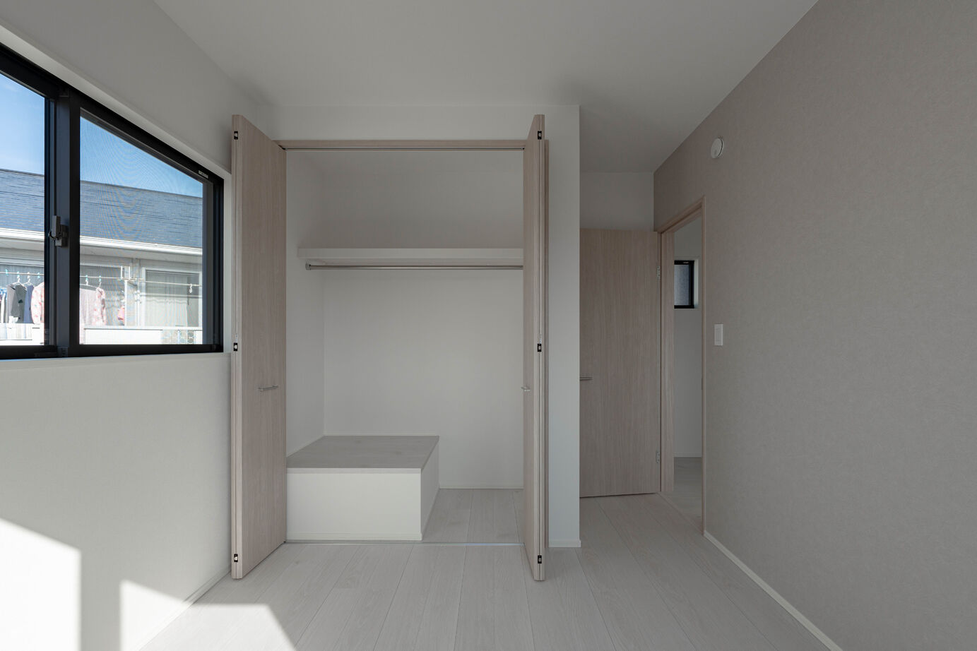 秀光ビルド 【2階建て/高級感/収納充実】洗練されたモノトーンデザインが引き立つ、充実した収納力を誇る住まいの建築実例画像5