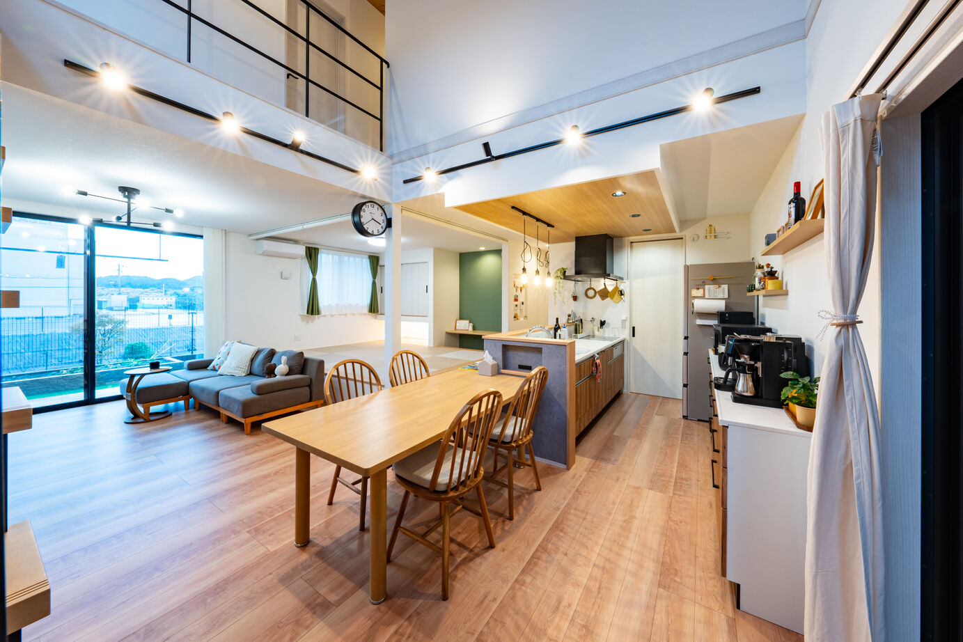 秀光ビルド 【2階建て/ウッドデッキ/カフェ風】温かみと使いやすさが融合した、理想の空間で過ごす家の建築実例画像2