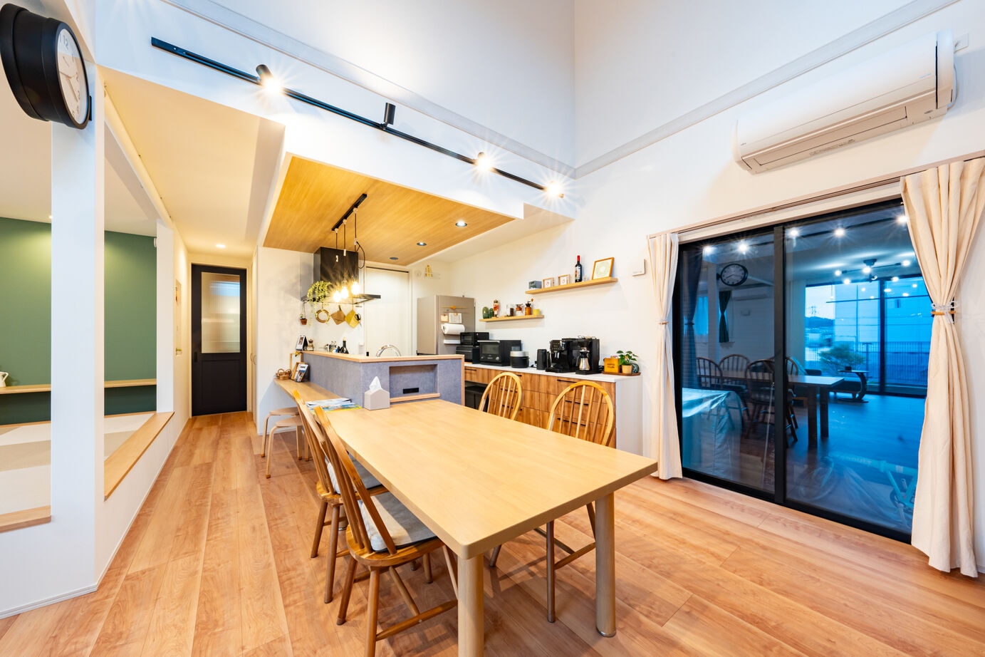 秀光ビルド 【2階建て/ウッドデッキ/カフェ風】温かみと使いやすさが融合した、理想の空間で過ごす家の建築実例画像5