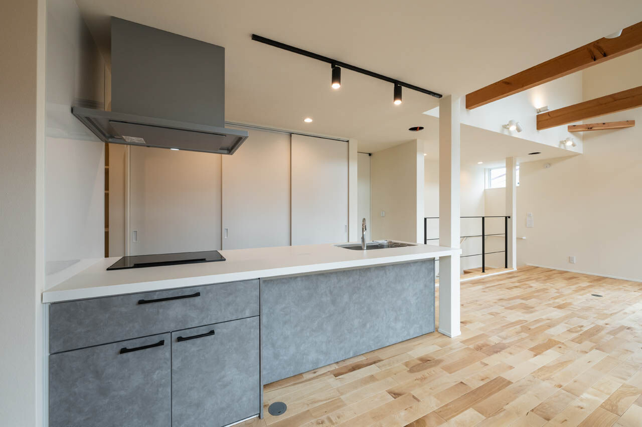 さいが設計工務 【高気密高断熱/自然素材/2階リビング・勾配天井/間取り図】都会の住宅地でプライバシーと開放感を兼備の建築実例画像3