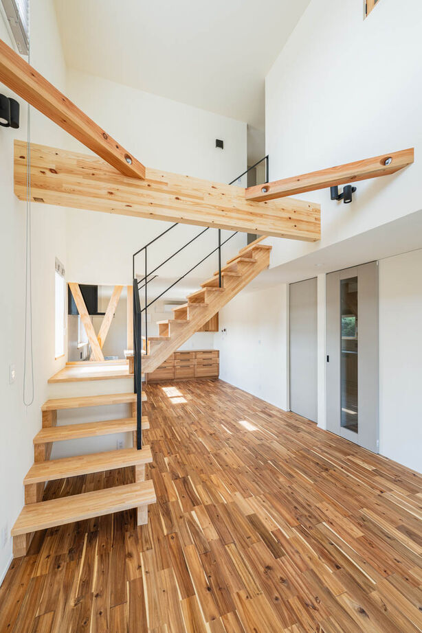 さいが設計工務 【20坪台/高気密高断熱/漆喰壁/無垢床/吹き抜け/間取り図】365日快適な大空間リビング、家族の絆が深まる家の建築実例画像2