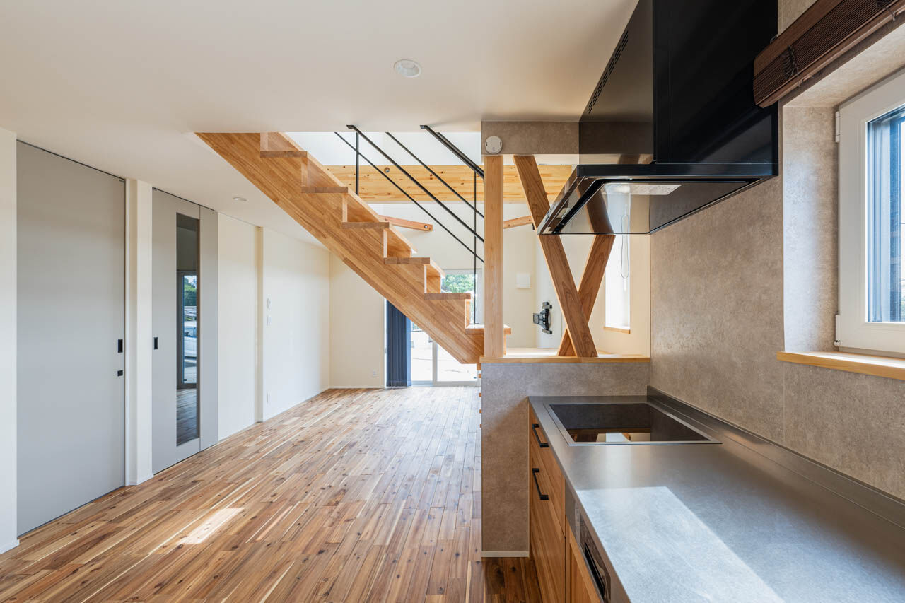 さいが設計工務 【20坪台/高気密高断熱/漆喰壁/無垢床/吹き抜け/間取り図】365日快適な大空間リビング、家族の絆が深まる家の建築実例画像4