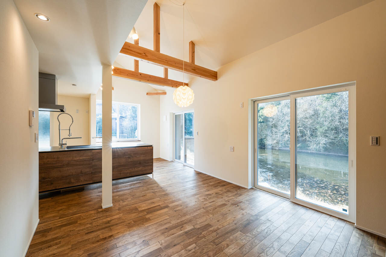 さいが設計工務 【高気密高断熱/漆喰壁・無垢床/吹き抜け/間取り図】365日半袖・素足が気持ちいい！造作家具もお気に入りの建築実例画像2