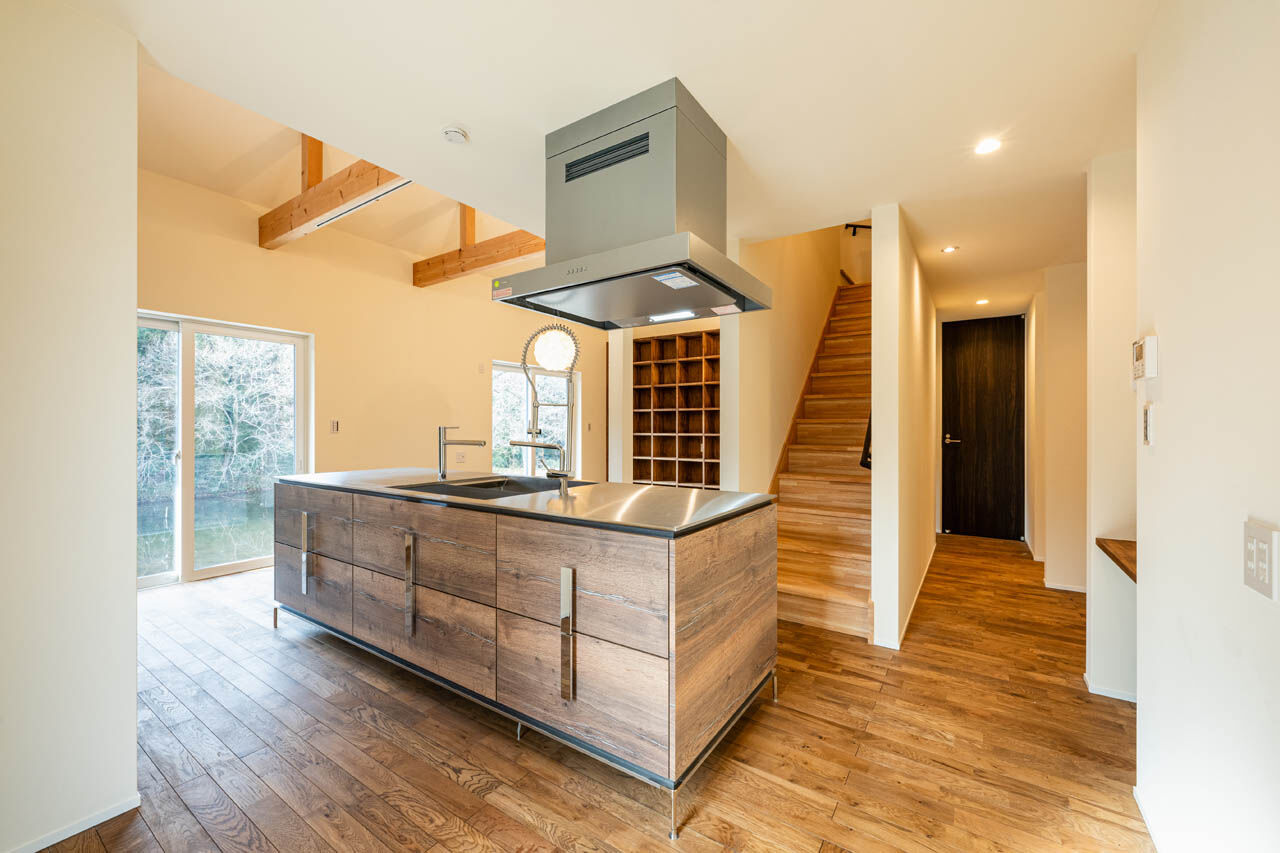 さいが設計工務 【高気密高断熱/漆喰壁・無垢床/吹き抜け/間取り図】365日半袖・素足が気持ちいい！造作家具もお気に入りの建築実例画像3