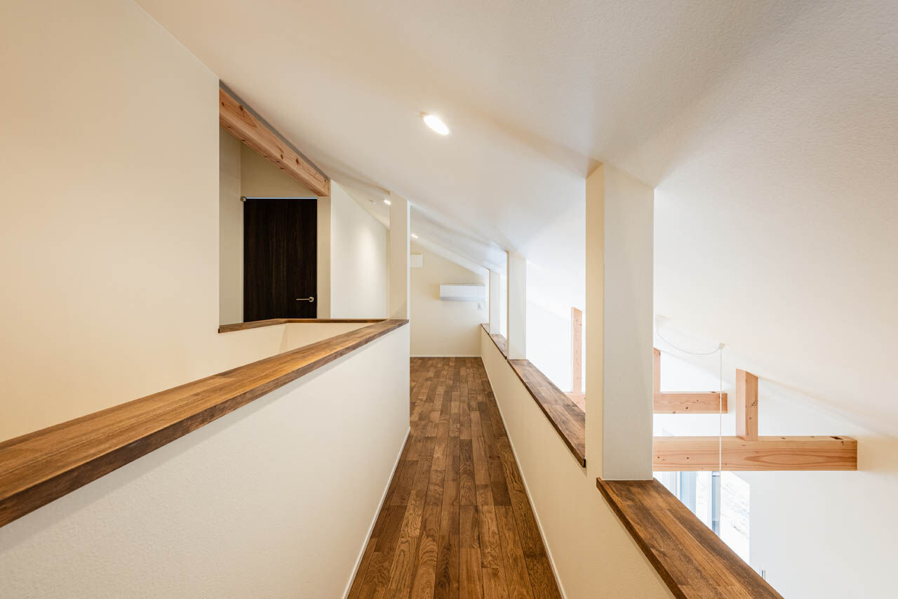 さいが設計工務 【高気密高断熱/漆喰壁・無垢床/吹き抜け/間取り図】365日半袖・素足が気持ちいい！造作家具もお気に入りの建築実例画像5