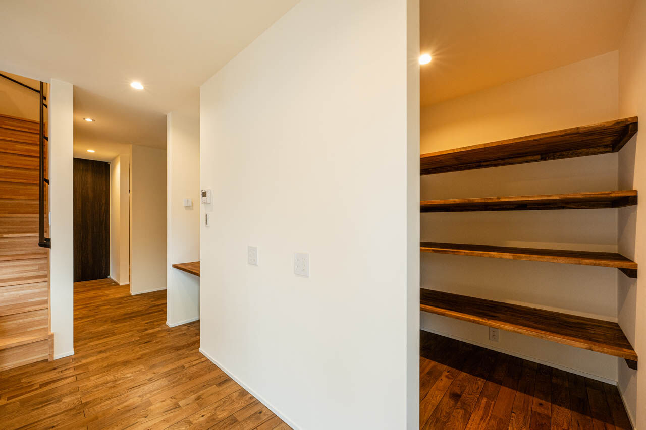 さいが設計工務 【高気密高断熱/漆喰壁・無垢床/吹き抜け/間取り図】365日半袖・素足が気持ちいい！造作家具もお気に入りの建築実例画像7