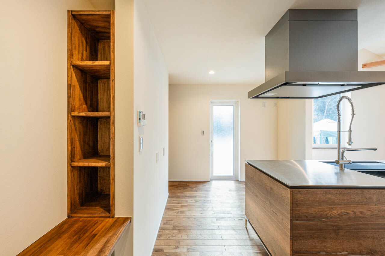 さいが設計工務 【高気密高断熱/漆喰壁・無垢床/吹き抜け/間取り図】365日半袖・素足が気持ちいい！造作家具もお気に入りの建築実例画像8