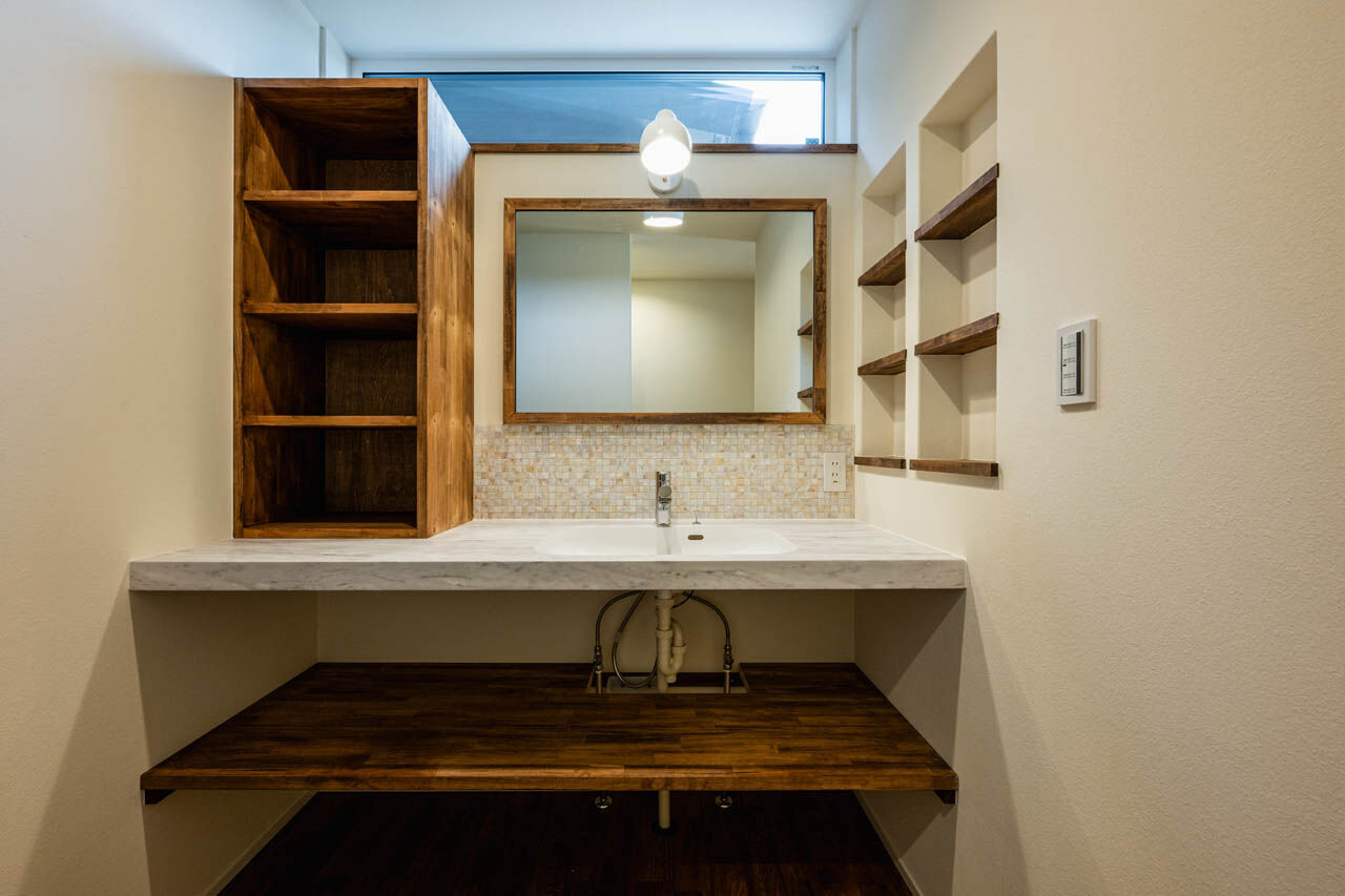 さいが設計工務 【高気密高断熱/漆喰壁・無垢床/吹き抜け/間取り図】365日半袖・素足が気持ちいい！造作家具もお気に入りの建築実例画像9