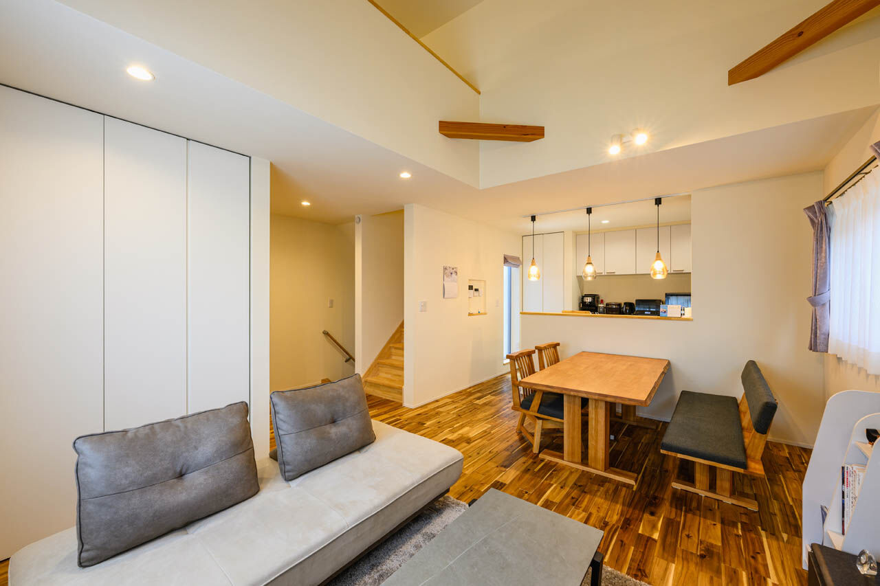 さいが設計工務 【高気密高断熱/漆喰壁・無垢床/2階リビング/間取り図】性能と誠実さで選んだ、趣味を謳歌する「自分の城」の建築実例画像2