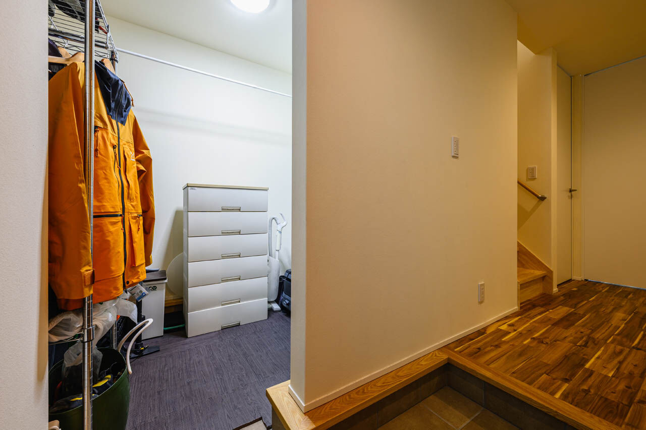 さいが設計工務 【高気密高断熱/漆喰壁・無垢床/2階リビング/間取り図】性能と誠実さで選んだ、趣味を謳歌する「自分の城」の建築実例画像8