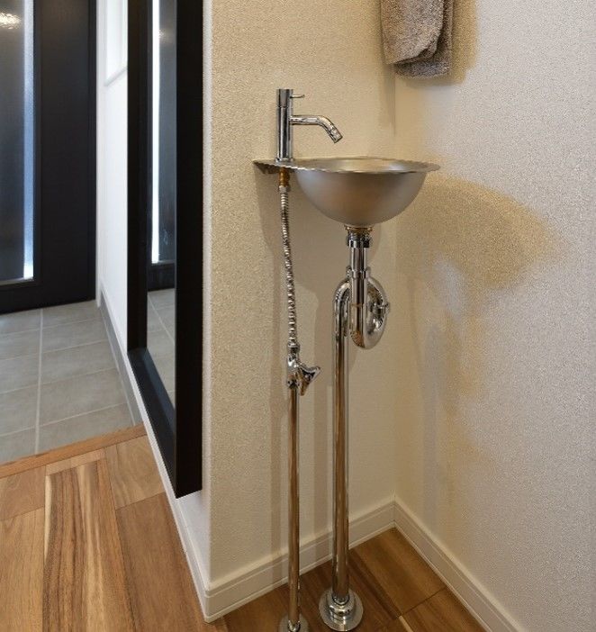 ines HOME (イネスホーム) 【3000～3500万円/石狩市】無機質な素材と自然木が織りなす空間がおしゃれな家の建築実例画像2