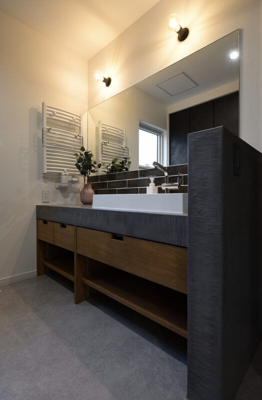 ines HOME (イネスホーム) 【3000～3500万円/石狩市】無機質な素材と自然木が織りなす空間がおしゃれな家の建築実例画像4