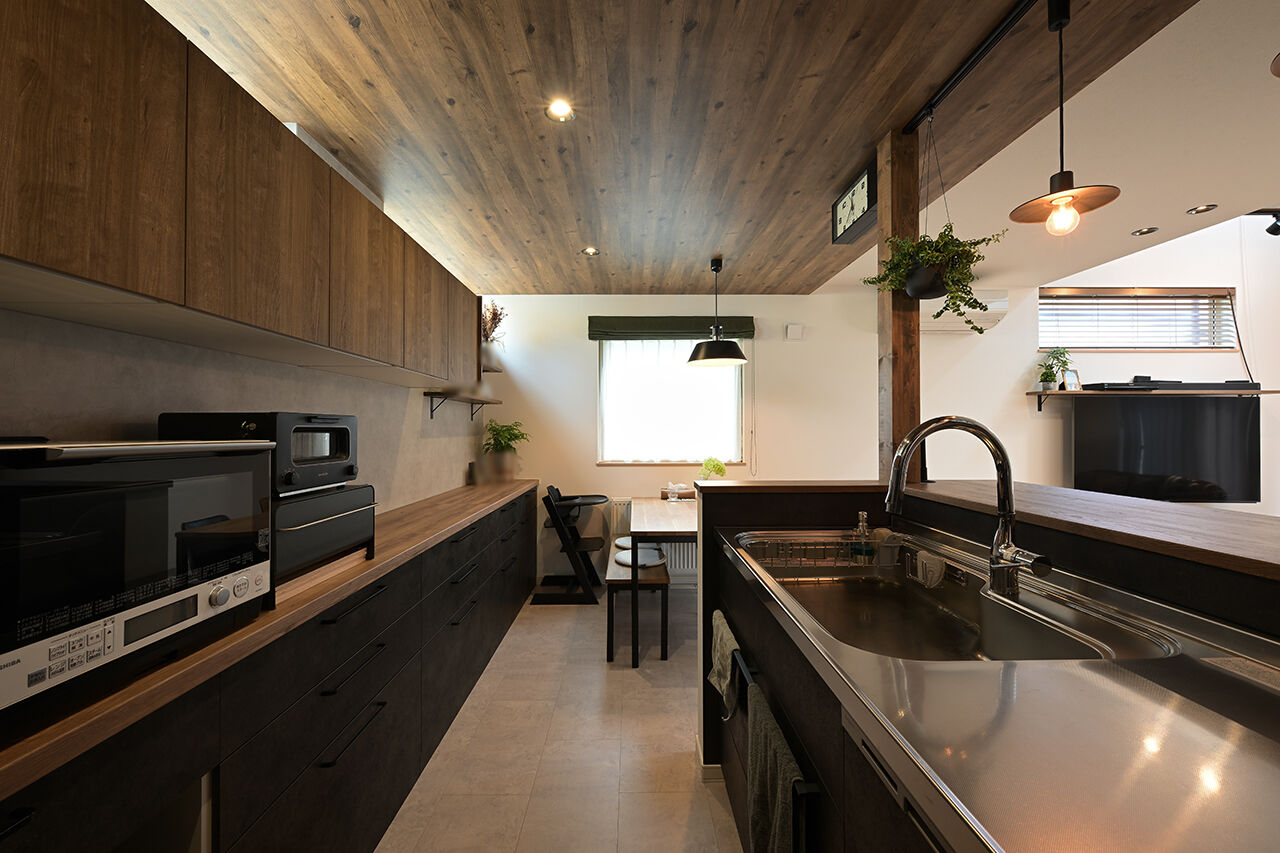 ines HOME (イネスホーム) 【2500～3000万円】吹抜けリビングで明るい雰囲気が漂う。落ち着いたブラウンカラーの室内の建築実例画像2