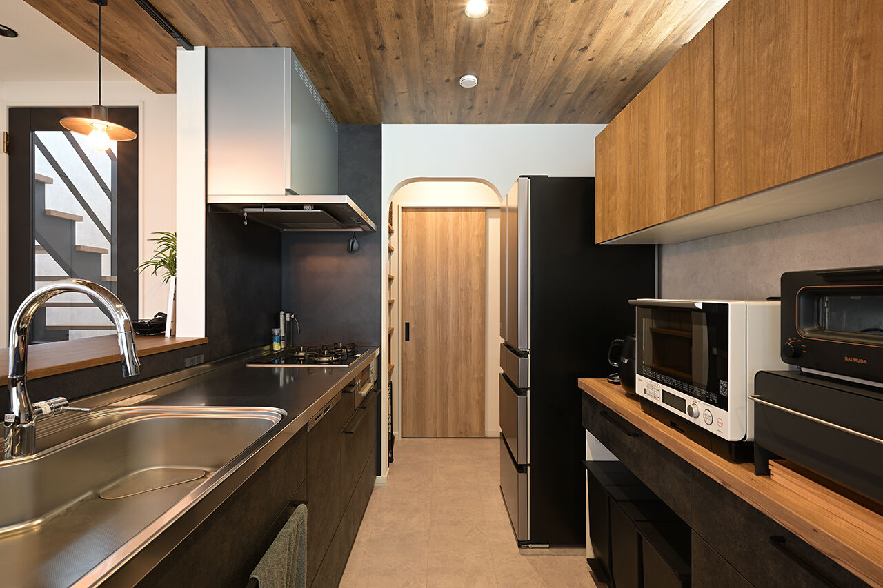 ines HOME (イネスホーム) 【2500～3000万円】吹抜けリビングで明るい雰囲気が漂う。落ち着いたブラウンカラーの室内の建築実例画像3