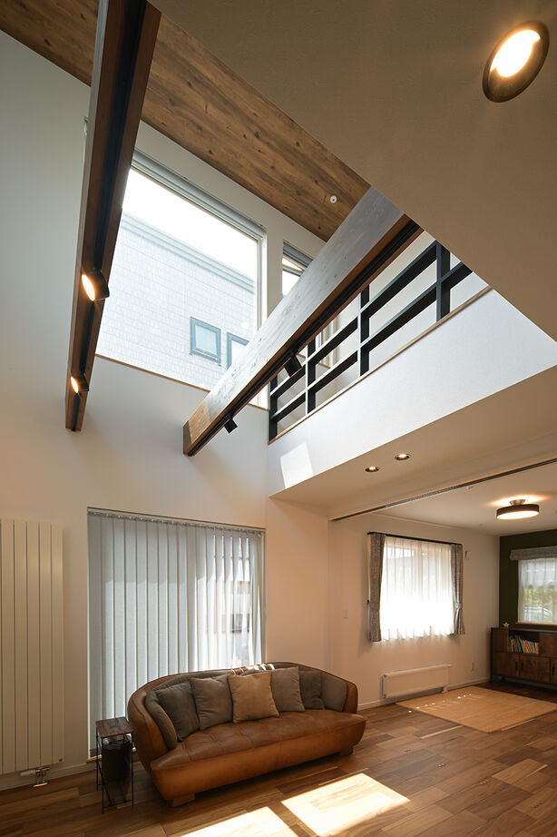 ines HOME (イネスホーム) 【2500～3000万円】吹抜けリビングで明るい雰囲気が漂う。落ち着いたブラウンカラーの室内の建築実例画像4