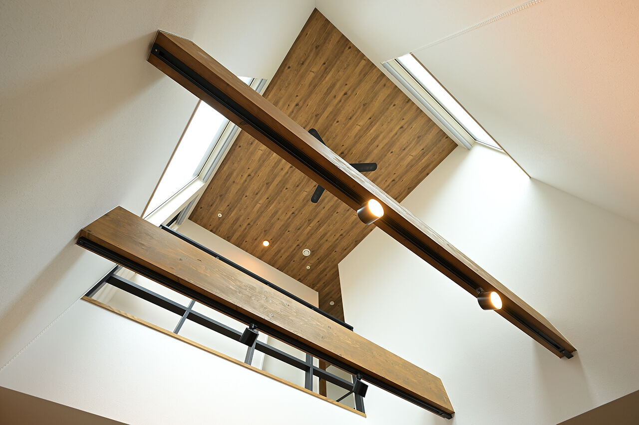 ines HOME (イネスホーム) 【2500～3000万円】吹抜けリビングで明るい雰囲気が漂う。落ち着いたブラウンカラーの室内の建築実例画像5