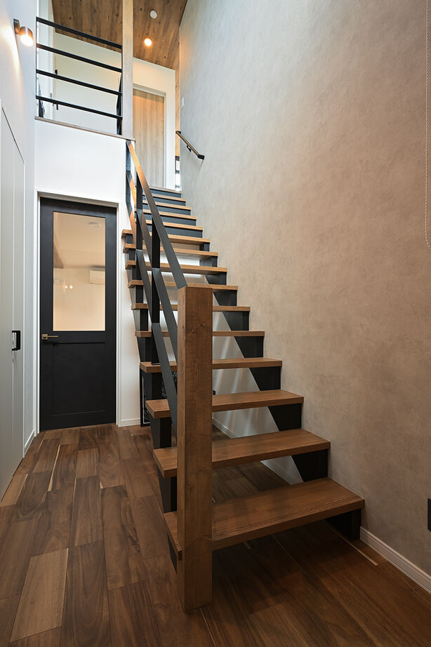 ines HOME (イネスホーム) 【2500～3000万円】吹抜けリビングで明るい雰囲気が漂う。落ち着いたブラウンカラーの室内の建築実例画像6