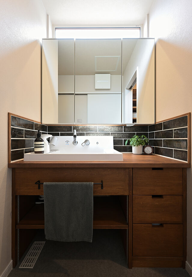 ines HOME (イネスホーム) 【2500～3000万円】吹抜けリビングで明るい雰囲気が漂う。落ち着いたブラウンカラーの室内の建築実例画像7