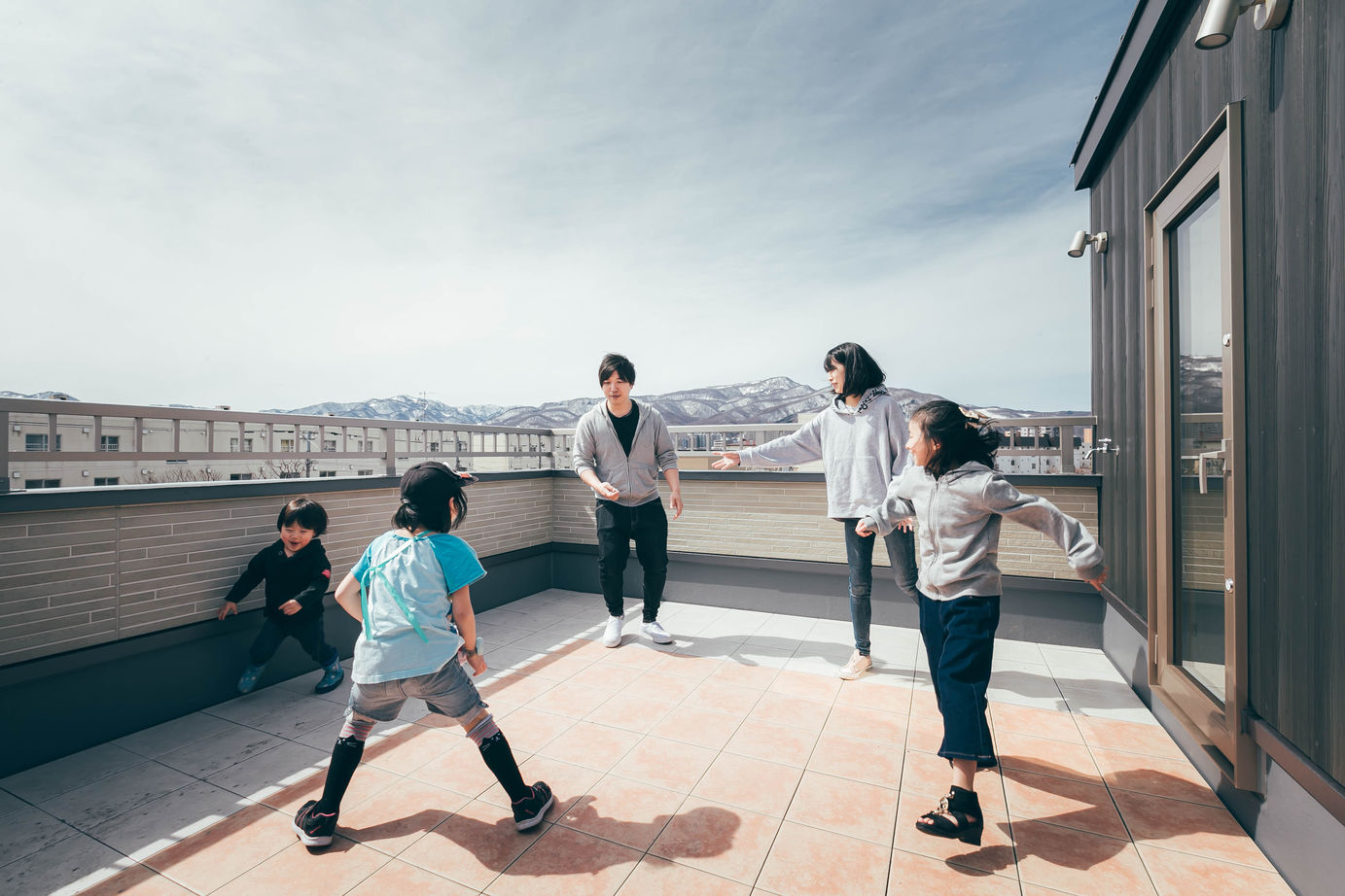 寿建設 【全室床暖房×屋上庭園×小上がり風ダイニング×4LDK】30坪の狭小地でも叶うゆとりと開放感のある住まいの建築実例画像2