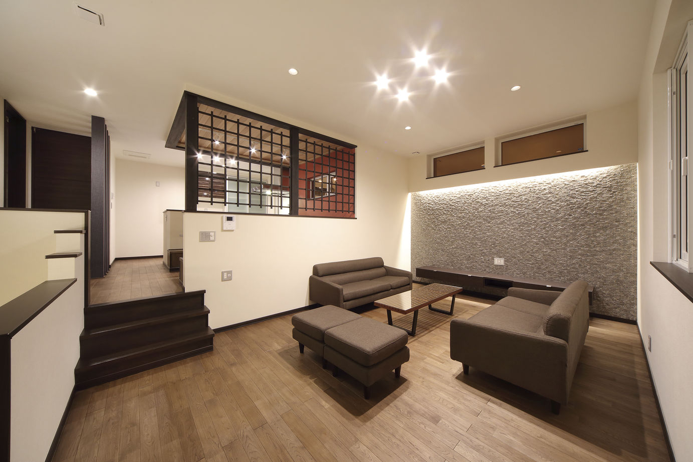 寿建設 【全室床暖房×ビルドインガレージ×居酒屋風ダイニング】「和」の風情をお洒落に取り入れたガレージハウスの建築実例画像2