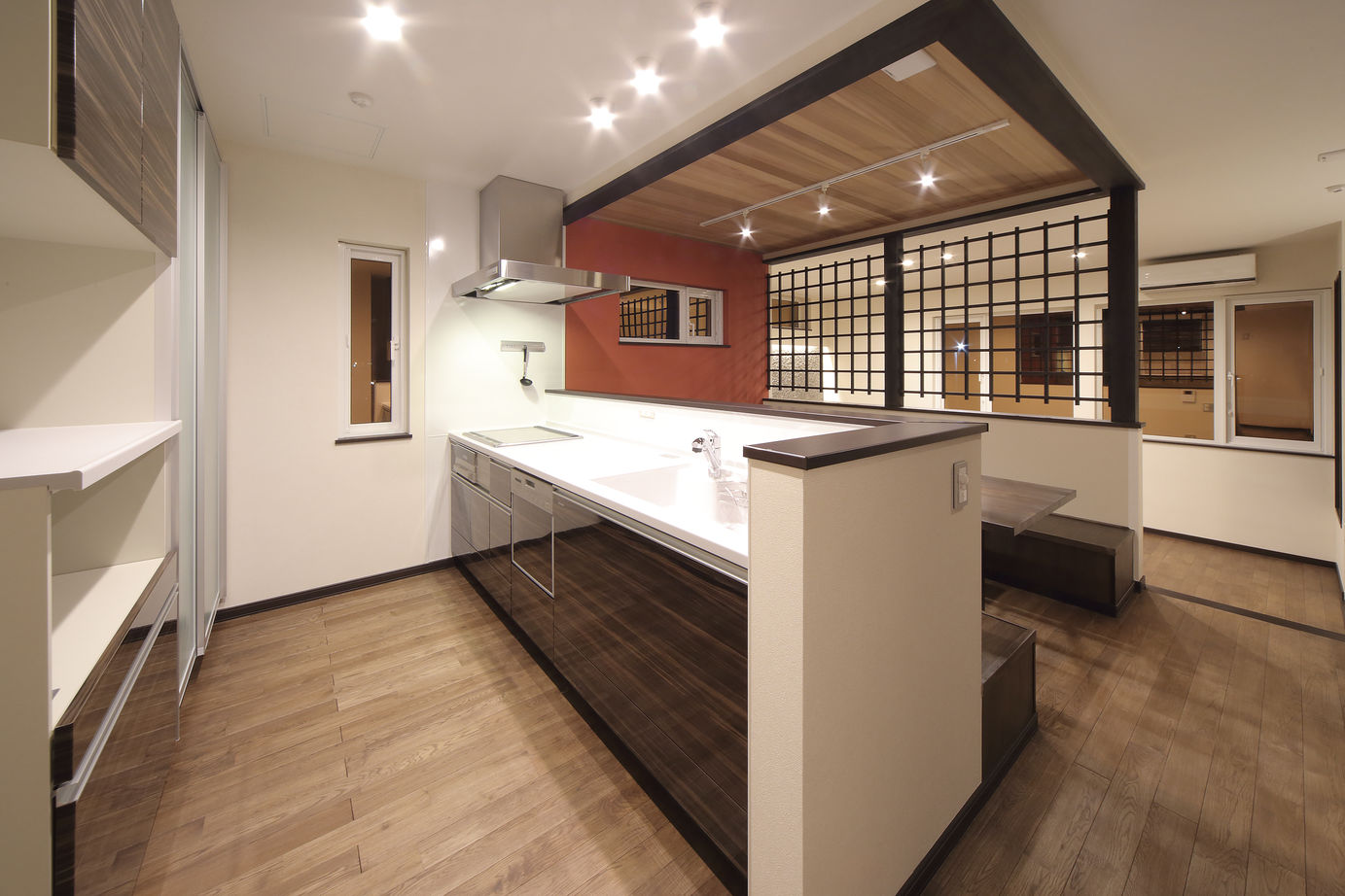 寿建設 【全室床暖房×ビルドインガレージ×居酒屋風ダイニング】「和」の風情をお洒落に取り入れたガレージハウスの建築実例画像3