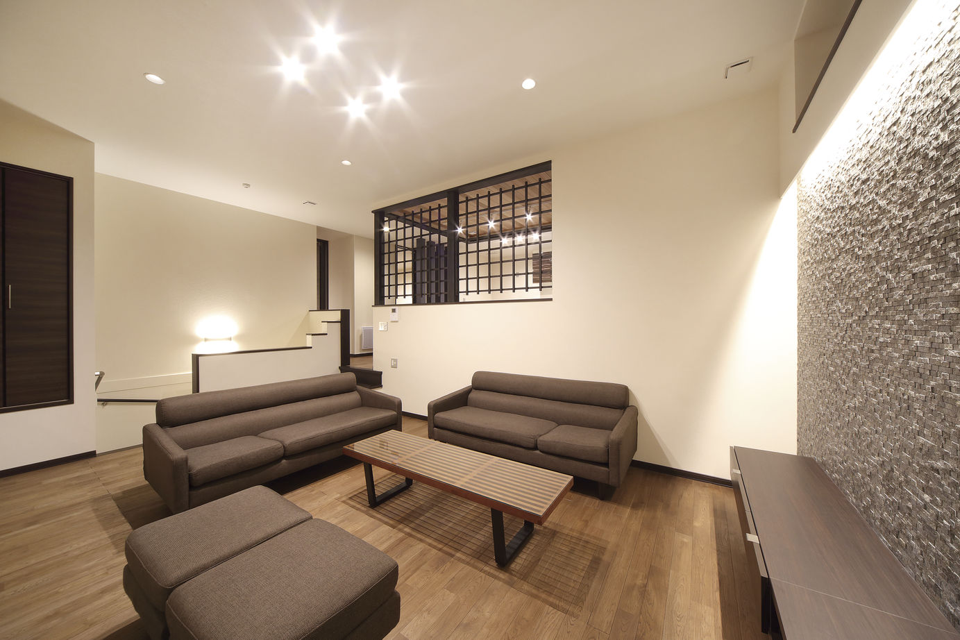 寿建設 【全室床暖房×ビルドインガレージ×居酒屋風ダイニング】「和」の風情をお洒落に取り入れたガレージハウスの建築実例画像4