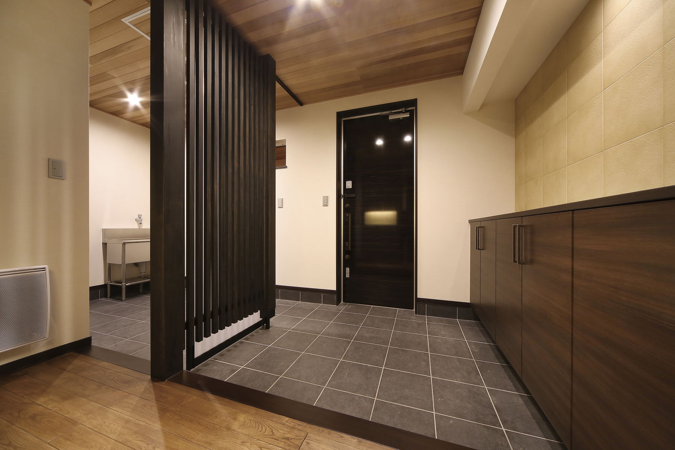 寿建設 【全室床暖房×ビルドインガレージ×居酒屋風ダイニング】「和」の風情をお洒落に取り入れたガレージハウスの建築実例画像5