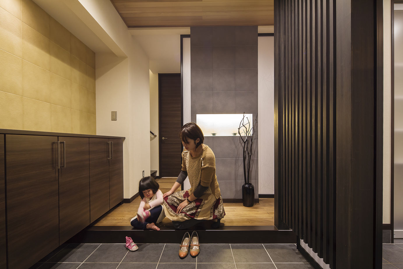 寿建設 【全室床暖房×ビルドインガレージ×居酒屋風ダイニング】「和」の風情をお洒落に取り入れたガレージハウスの建築実例画像6