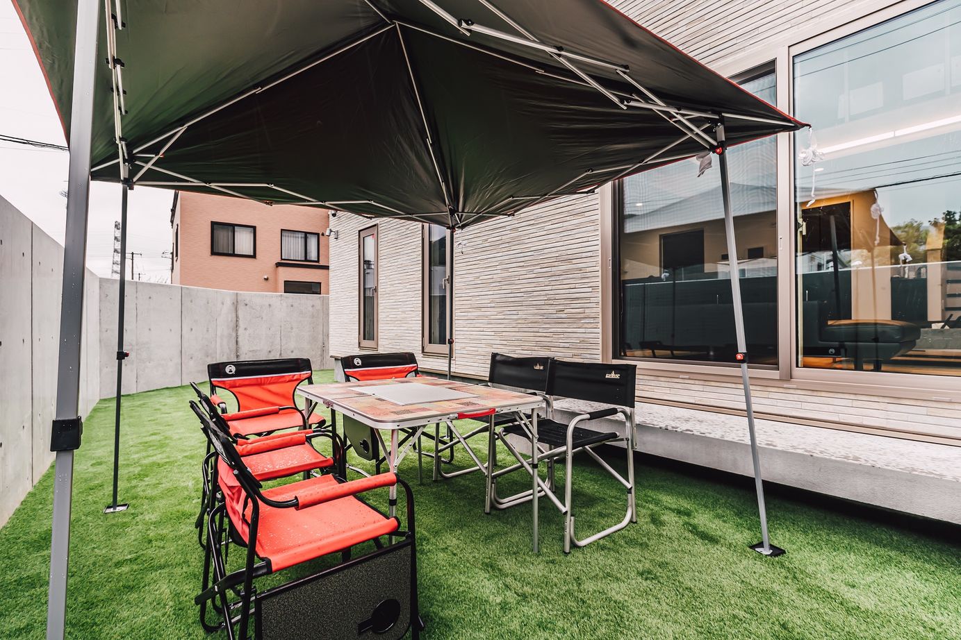 寿建設 【全室床暖房×屋上庭園×ビルトインガレージ×三階建て】理想が叶った愉しさ広がるガレージハウスの建築実例画像2