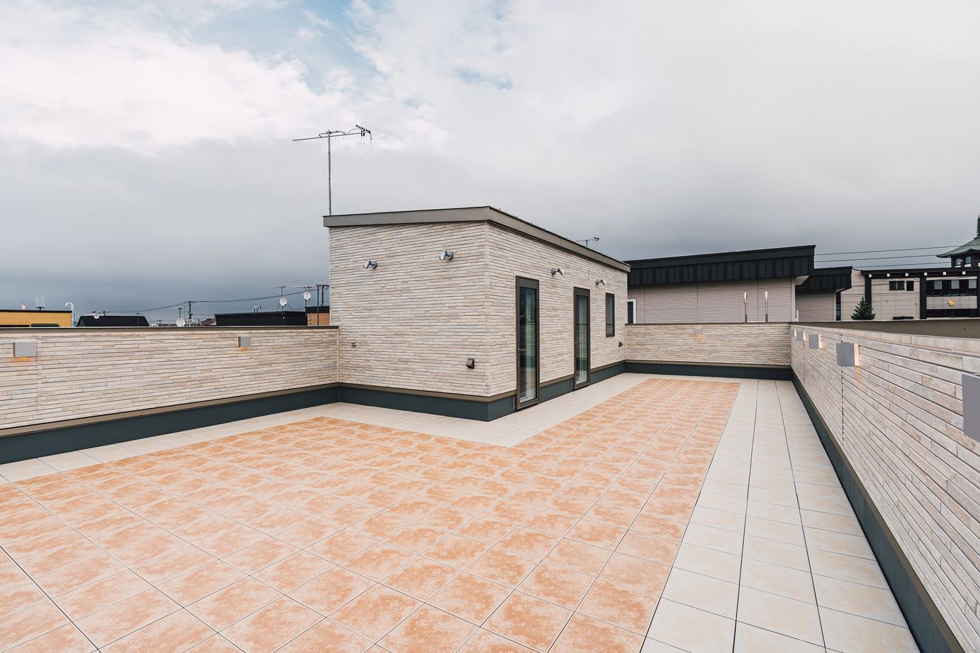 寿建設 【全室床暖房×屋上庭園×ビルトインガレージ×三階建て】理想が叶った愉しさ広がるガレージハウスの建築実例画像3