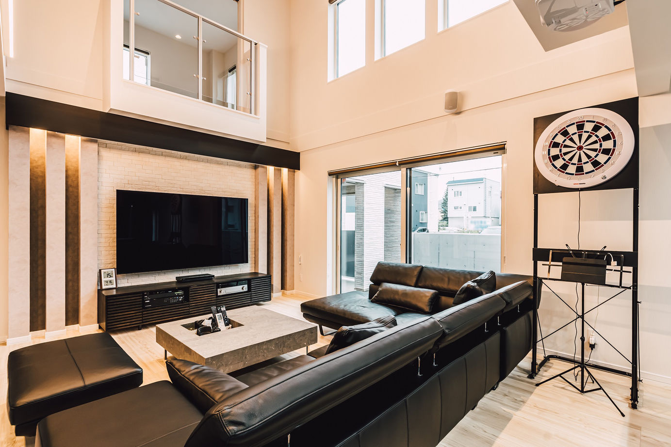 寿建設 【全室床暖房×屋上庭園×ビルトインガレージ×三階建て】理想が叶った愉しさ広がるガレージハウスの建築実例画像4