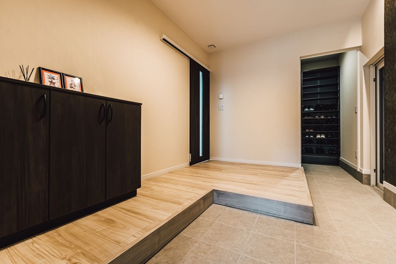 寿建設 【全室床暖房×屋上庭園×ビルトインガレージ×三階建て】理想が叶った愉しさ広がるガレージハウスの建築実例画像7